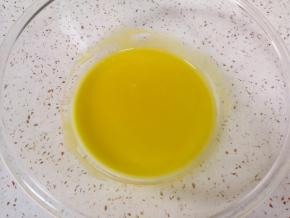 蛋清蛋黄分离(放蛋清蛋黄的容器必须无油无水保持干净），蛋清先放在一边，用手动打蛋器把蛋黄搅打均匀。