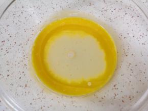 加入豆渣和玉米油，搅打至蛋黄、豆渣和玉米油完全融合。