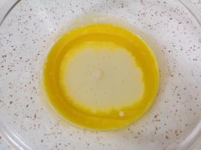 加入豆渣和玉米油，搅打至蛋黄、豆渣和玉米油完全融合。