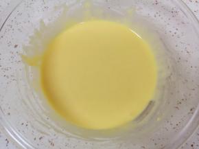 搅动至无干粉无颗粒，食材完全融合(如图），放在一边备用。