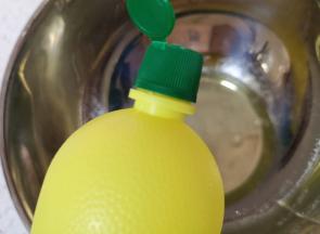 蛋清里面加入几滴柠檬汁。