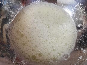 用电动打蛋器打发至粗泡状。