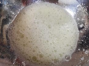 用电动打蛋器打发至粗泡状。
