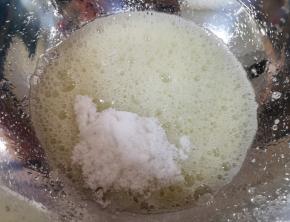 一次性加入细砂糖。