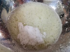 一次性加入细砂糖。