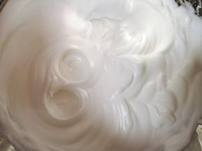 打发至提起打蛋器，打蛋器上的尖角坚挺竖立不弯。 烤箱上下管140度预热。