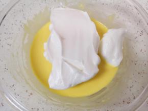 打发好的蛋白分成三份，取中间的三分之一加入到蛋黄糊里面，用硅胶刮刀采用切拌和翻拌的方法混合均匀。