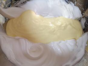 再把混合好的蛋黄糊倒回到剩下的三分之二蛋白里面，以同样的手法继续混合均匀。