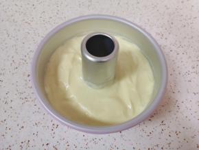 将混合好的蛋糕糊倒入模具里面，从高处垂直摔几下震出大气泡。