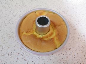 时间到，从烤箱里取出模具(注意烫手)，垂直摔一下震出热气倒扣，凉透之后反过来脱模。