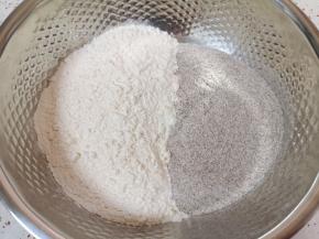 黑全麦粉和中筋面粉混合均匀。