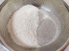 黑全麦粉和中筋面粉混合均匀。