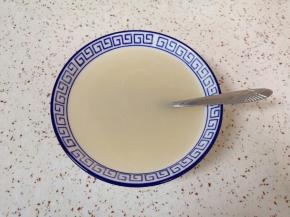 碗里倒入温水，加入发酵粉、泡打粉和糖混合均匀。