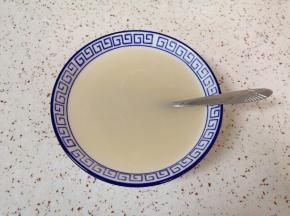 碗里倒入温水，加入发酵粉、泡打粉和糖混合均匀。