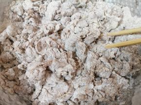 将酵母水加入面粉中，用筷子挑拌成絮状。