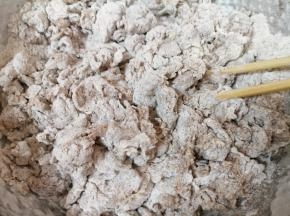 将酵母水加入面粉中，用筷子挑拌成絮状。