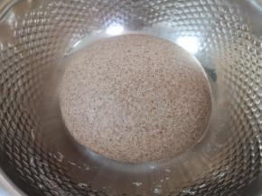 揉成光滑的面团，盖上保鲜膜发酵至两倍大。