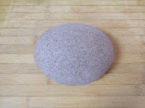 将发酵好的面团揉光排气。