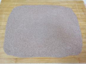 擀成一张接近长方形的大面片。