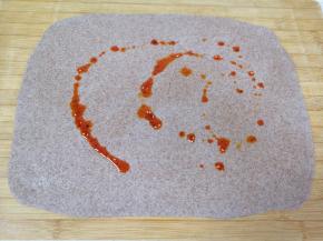 淋上辣椒油抹匀。