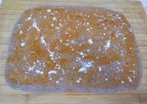 先撒上盐再撒上一点干面粉。