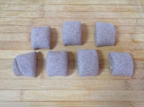 用刀切成小剂子。