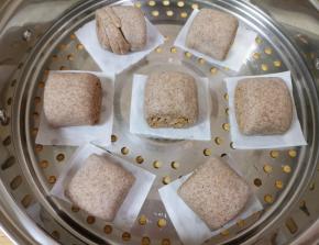 蒸锅内放水，篦子上铺油纸，放上做好的馒头卷生胚，盖上锅盖二次发酵10分钟左右，凉水上锅，上汽后转中火蒸18分钟关火，焖5分钟左右出锅。