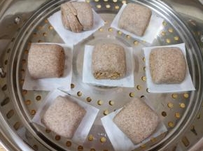 蒸锅内放水，篦子上铺油纸，放上做好的馒头卷生胚，盖上锅盖二次发酵10分钟左右，凉水上锅，上汽后转中火蒸18分钟关火，焖5分钟左右出锅。