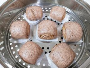 全麦粉馒头卷出锅了。