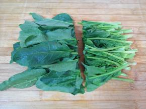 菠菜清洗干净切成两段。