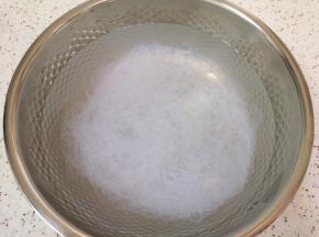 煮好的粉丝从锅里捞出过凉水，然后控一下水分备用。