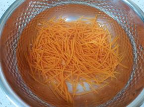 胡萝卜丝放入煮过粉丝的热水里面烫一分钟，捞出过凉水，之后控一下水分备用。