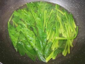 水里加一点点食用油烧开，下入菠菜焯水一分钟关火。