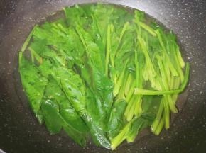 水里加一点点食用油烧开，下入菠菜焯水一分钟关火。