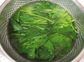 捞出过凉水，挤干水分备用。