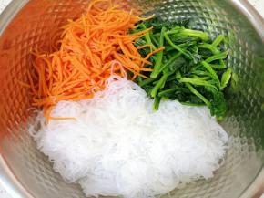 准备好的粉丝、胡萝卜丝和菠菜一起放在盆里。