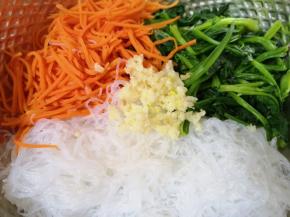 用压蒜器压好蒜泥放入。