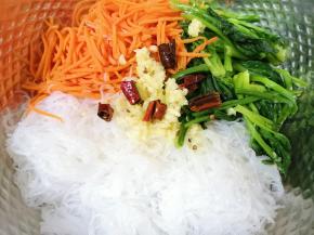 将热油浇在蒜泥上面，炝出香味。