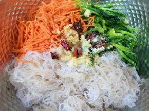 根据自己的口味放盐、糖、鸡精、香醋和生抽。