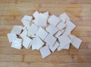 豆腐冲洗一下，切成片放入淡盐水里面浸泡10分钟左右。