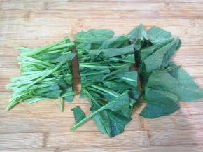 菠菜用凉水浸泡10分钟左右，清洗干净切成段。