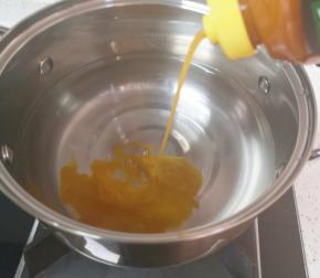 汤锅里倒入纯净水，加入鲜鸡汁烧开。