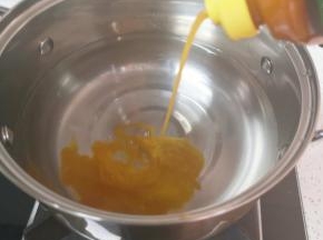 汤锅里倒入纯净水，加入鲜鸡汁烧开。