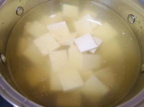 下入用淡盐水浸泡过的豆腐。