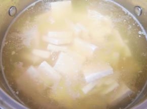 烧开以后放盐调味，小火煮10分钟左右。