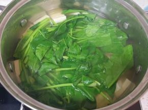 下入菠菜。