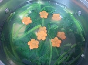 胡萝卜切成片，用模具刻出小花朵形状一起下入。