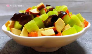 爽口开胃的莴笋拌素鸡胡萝卜木耳装入盘中