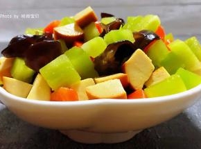 爽口开胃的莴笋拌素鸡胡萝卜木耳装入盘中