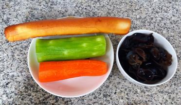 准备原材料莴笋和胡萝卜去皮、素鸡、泡发好的木耳